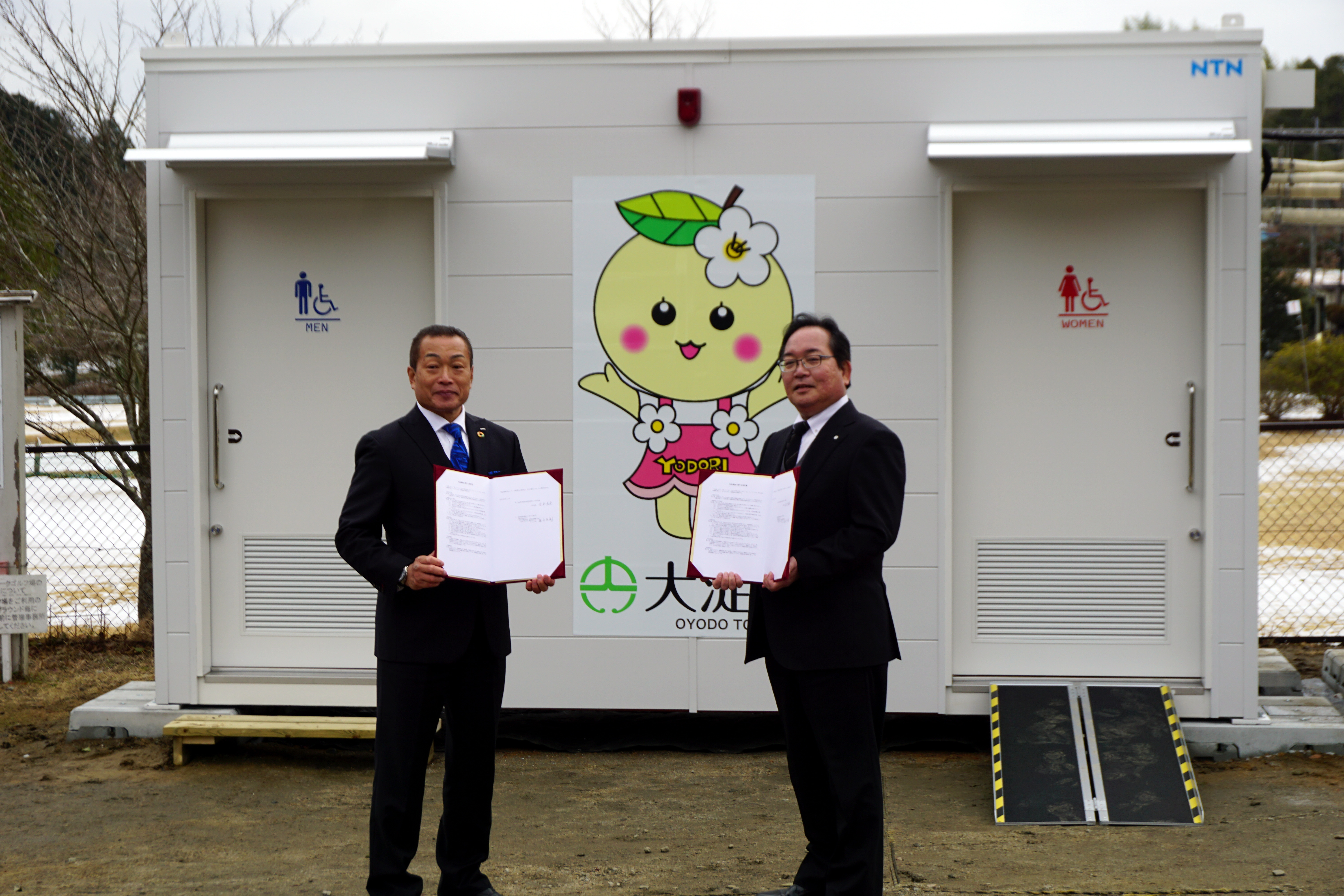 包括連携協定を結ぶ辻本町長（右）と梅本自然エネルギー商品ユニット長