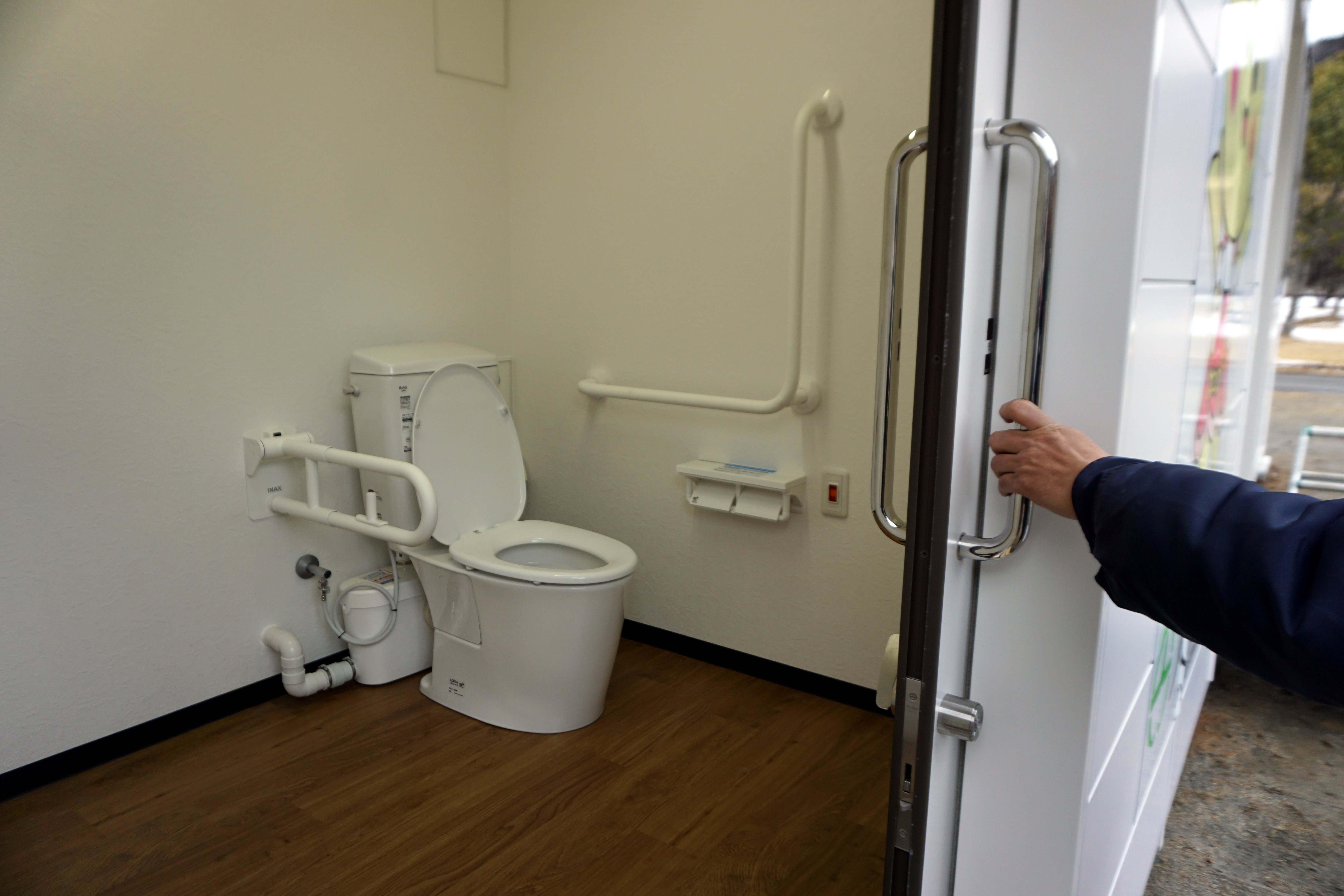 男性用トイレと室内スペース 男性用トイレと室内スペース