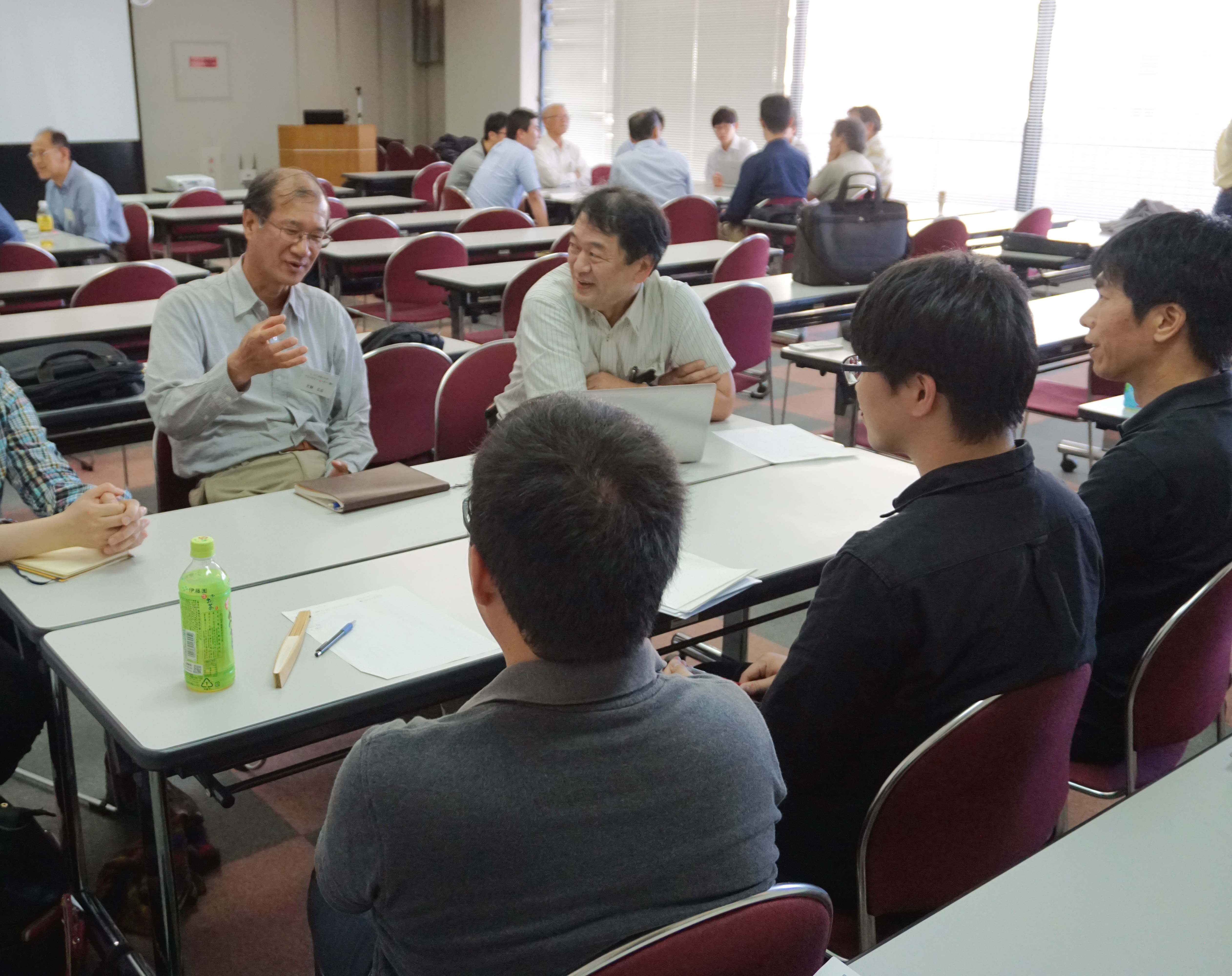 若手からベテランまで自由に議論（定例研究会）(19.7×26.3)